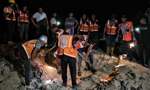 Iza izraelskog udara nastali su golemi krateri: Ljudi rukama kopaju pijesak tražeći stradale