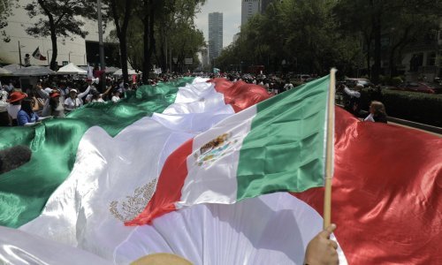 Prosvjednici upali u meksički Senat i prekinuli raspravu o kontroverznoj reformi: 'Izdajnici!'