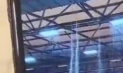 U Metkoviću opet prokišnjava krov obnovljene sportske dvorane, s krova se spušta vodopad