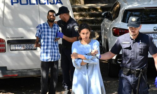 Privedeni muškarac i žena koji su sletjeli s ceste u autu punom migranata