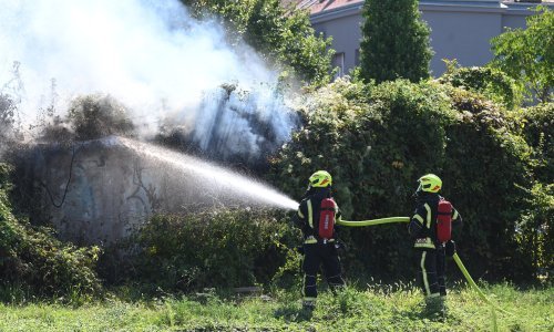 Gori kod Zapadnog kolodvora u Zagrebu, vatrogasci na terenu