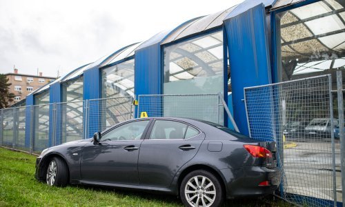 Dvije nesreće u Zagrebu: Jedan se autom zabio u semafor, drugi u dvojicu pješaka