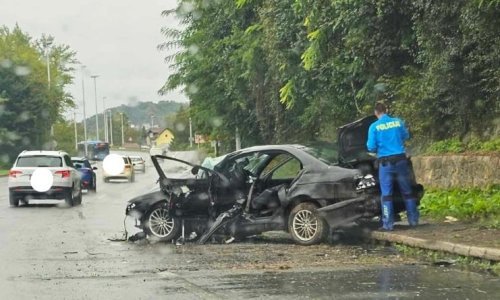 BMW-om proklizao u zavoju, odletio u zid pa se zabio u stup: Vozač teško ozlijeđen