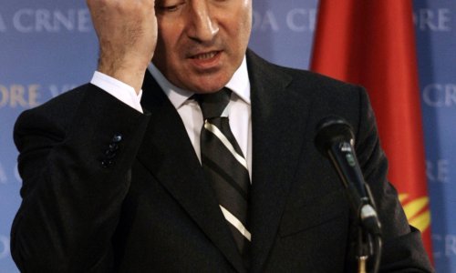 Oporba kampira ispred parlamenta i traži odlazak Đukanovića