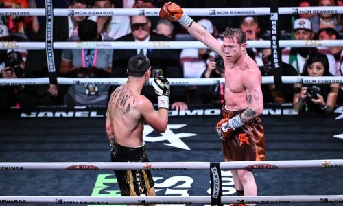 Meksikanac u trećoj rundi poslao suparnika na pod i zadržao sva tri pojasa