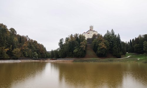 Obilna kiša počela puniti Trakošćansko jezero: Pogledajte novu vizuru dvorca