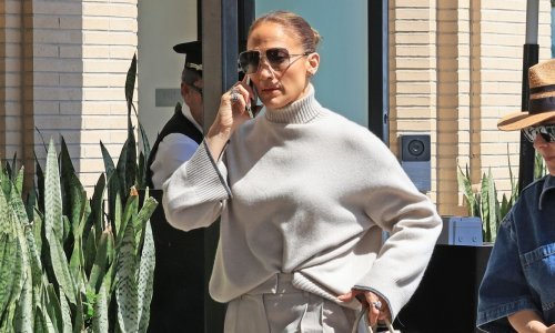 Ovaj model hlača nikad ne izlazi iz mode, a na Jennifer Lopez dobro izgledaju i u 'dosadnoj' nijansi