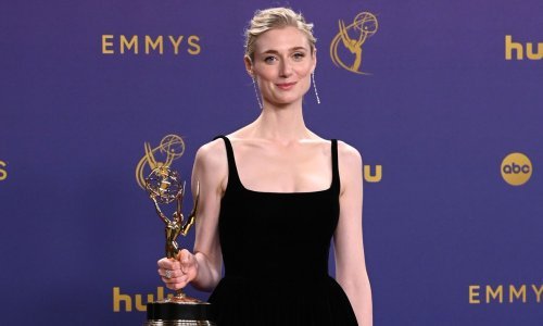 Za manje od 45 eura: Plavokosa glumica spojila elegantnu Diorovu haljinu i jeftine sandale