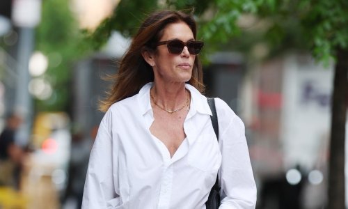 Legendarni supermodel ima traperice kao stvorene za jesen, ali ne skida se iz omiljenih natikača