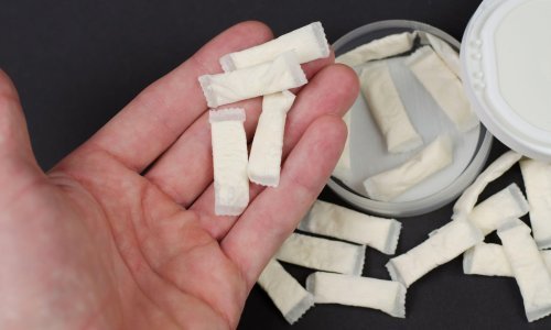 Nikotinske vrećice izložene uz žvakaće, novi zakon zabranjuje njihovu prodaju maloljetnicima