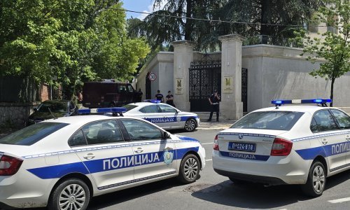 Eksplozivna naprava bačena na studente ispred Rektorata u Novom Sadu: Ima ozlijeđenih