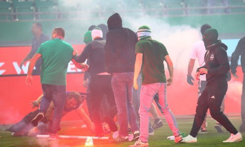 Neredi na bečkom derbiju, na terenu su ležali onesviješteni; pogledajte scene užasa