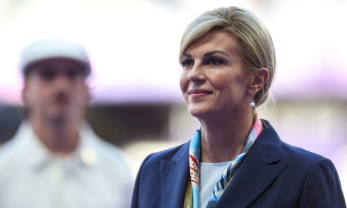 Kolinda Grabar Kitarović nikad vitkiju figuru istaknula omiljenim komadom u upečatljivoj boji