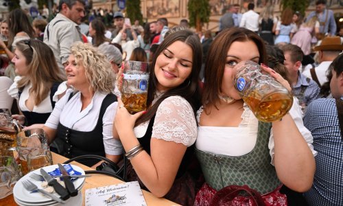 Planirate na Oktoberfest? Evo koliko košta litra piva, vode, pola pilića... jedno jelo čak 229 eura!