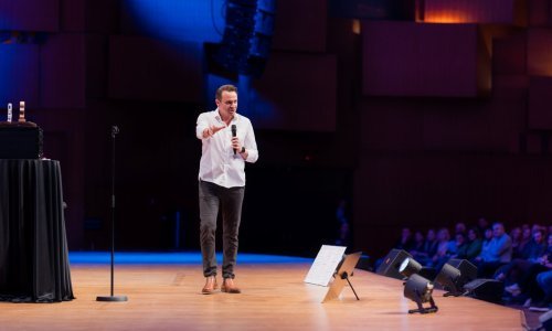 Enis Bešlagić, nakon rasprodanih dvorana diljem regije, sa predstavom ‘Da sam ja neko’ ponovno u Istri