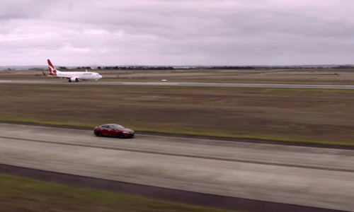 Što je brže 'na pisti', Tesla Model S ili Boeing 737-800?