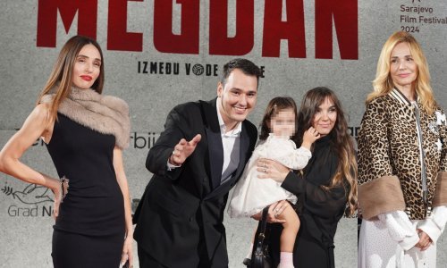 Obitelj Balašević na premijeri: Olivera zablistala u efektnoj jakni, Aleksa stigao sa suprugom