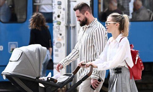 Vrijeme samo za njih: Matija Cvek sa suprugom i kćerkicom snimljen u centru grada