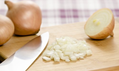 Ovako ćete narezati luk bez suza