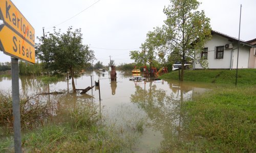 U Karlovcu sve napetije, vrhunac se očekuje poslijepodne: Na teren stižu dodatne snage