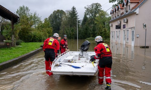 U Ogulinu sve službe maksimalno angažirane, voda ušla u 20-ak kuća