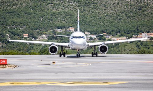 Avion sa 144 putnika prisilno sletio u Zadar