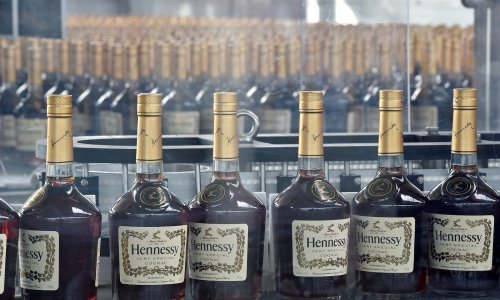 Kina carini rakije iz EU, a mogli bi i aute: BMW i Hennessy odmah pali na burzi