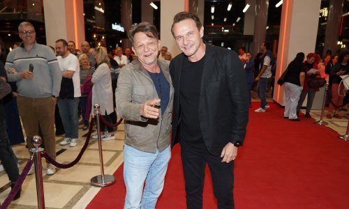 Enis Bešlagić nasmijao brojne poznate: Pogledajte tko mu je došao na premijeru