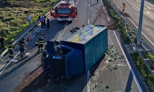 Teška nesreća kod Splita: Kamion se prevrnuo na bok, pivske boce se razletile po cesti