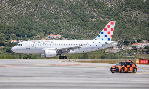 Pas oštetio avion Croatia Airlinesa