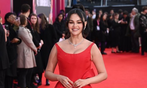Selena Gomez nakon niza crnih haljina uskočila u crvenu, a jedan detalj sve je bacio u drugi plan