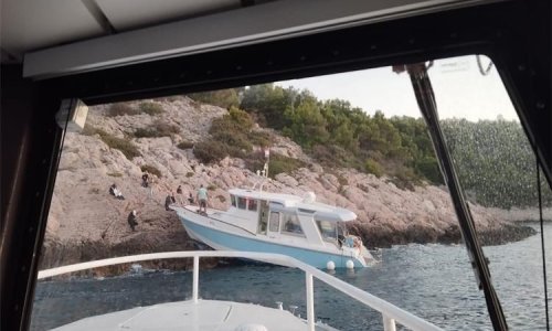 Putnički brod s 30 osoba nasukao se na hridi kod Splitskih vrata: Troje ljudi je ozlijeđeno