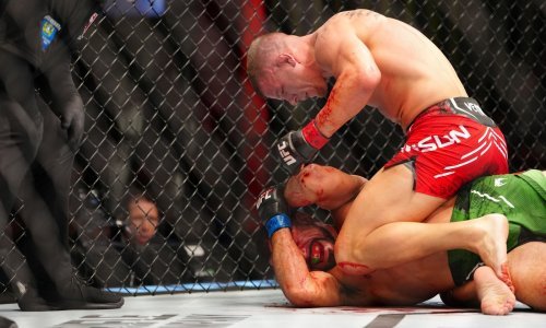 Ovo je bilo baš brutalno; laktovima uništio lice protivnika, sudac je mogao samo jedno...