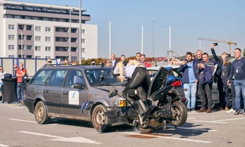 Bili smo na simulaciji crash testa: Pogledajte što se dogodi kad se sudare automobil i motocikl!