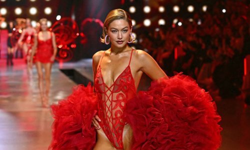 Gigi Hadid predvodila veliku reviju, a otkrila je što za to vrijeme radi Bradley Cooper