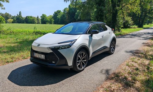 Vozili smo Toyotu C-HR 2.0 PHEV: Dizajnerski plug-in hibridni crossover s e-dometom do 66 km