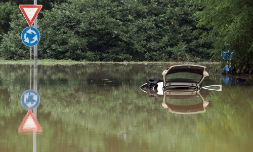 Katastrofa u Italiji: Bologna pliva, evakuacije, nema struje, auti plutaju ulicama