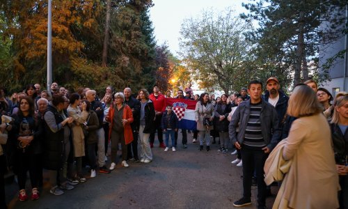 Roditelji prosvjedovali ispred škole, Ministarstvo u svibnju tražilo rješenje?