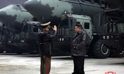 Kim Jong Un s moćnom sestrom posjetio raketne baze i govorio o prijetnji iz SAD-a