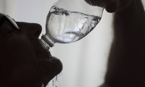 Francuzi imaju nekoliko razloga zašto bi mogli zabraniti vodu u plastičnim bocama