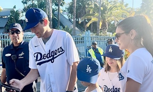 Prave se da je sve u redu: Ashton i Mila u rijetkom izlasku s djecom