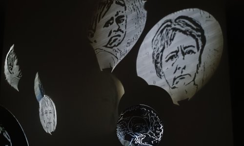 Marina Bauer u izložbi 'Evo, samo da se zbrojim' istražuje fenomen odraza