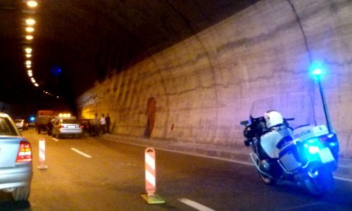 Sudar dva automobila i motocikla paralizirao brzu cestu prema Splitu