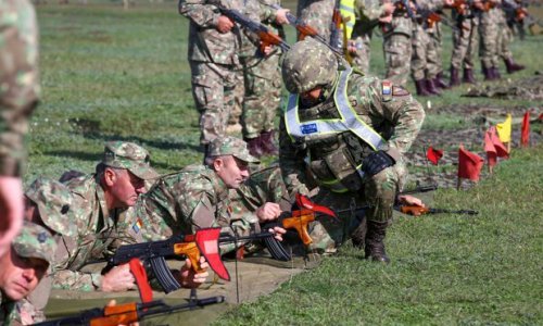 Rusi su im u 'dvorištu', oni uvježbavaju prastare taktike s antiknim oružjem