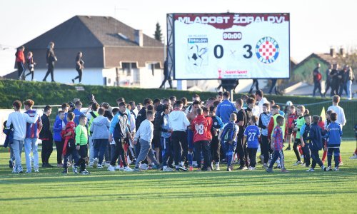Hajduk je pobijedio u Ždralovima; pogledajte invaziju navijača na teren nakon utakmice