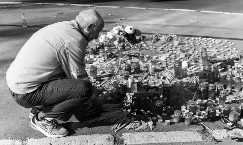 Nezapamćena tragedija: Novosađani pale svijeće za poginule na kolodvoru