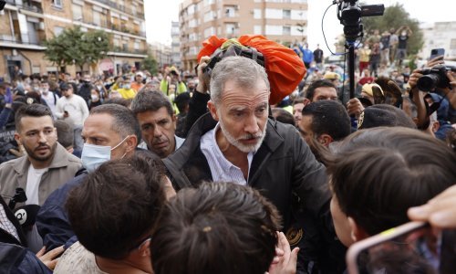 Ogorčeni stanovnici španjolskog kralja gađali blatom i kamenjem: 'Ubojice!', 'Van!'