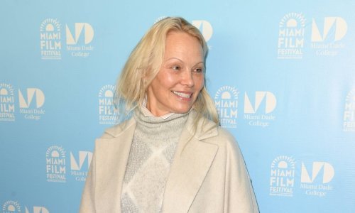 Bez šminke i u košulji koja glumi haljinu: Pamela Anderson izgleda fantastično