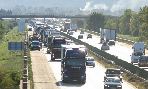 Sudar dva kamiona na zagrebačkoj obilaznici, vozača izvlačili iz kabine