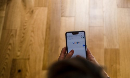 'Veliki stroj pristranosti': Zašto Google odlučuje što je istina, a što laž?